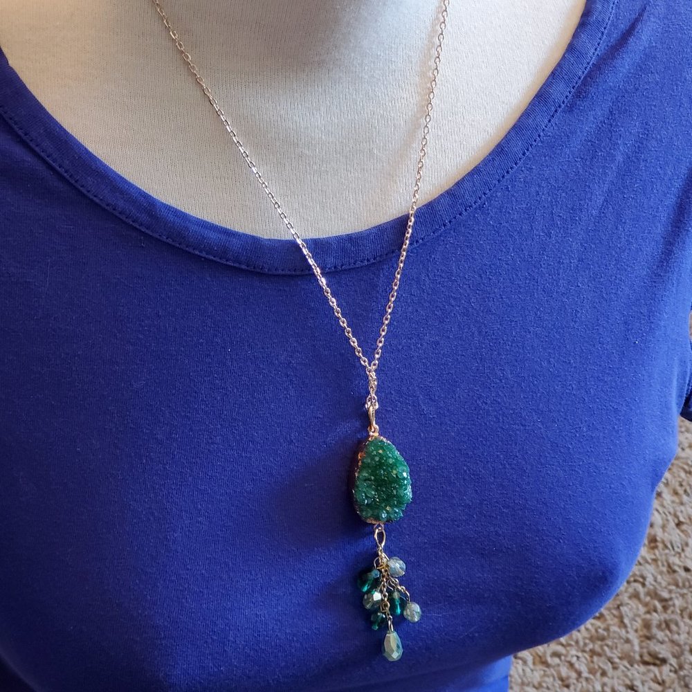 20" Gold Tone Green Agate Drop Pendant Necklace